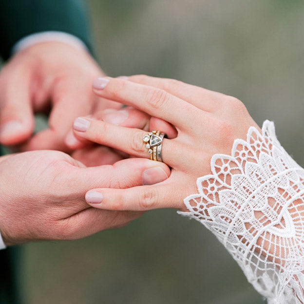 What Styles of Bridal Jewelry Suit Different Wedding Themes? KMJ
