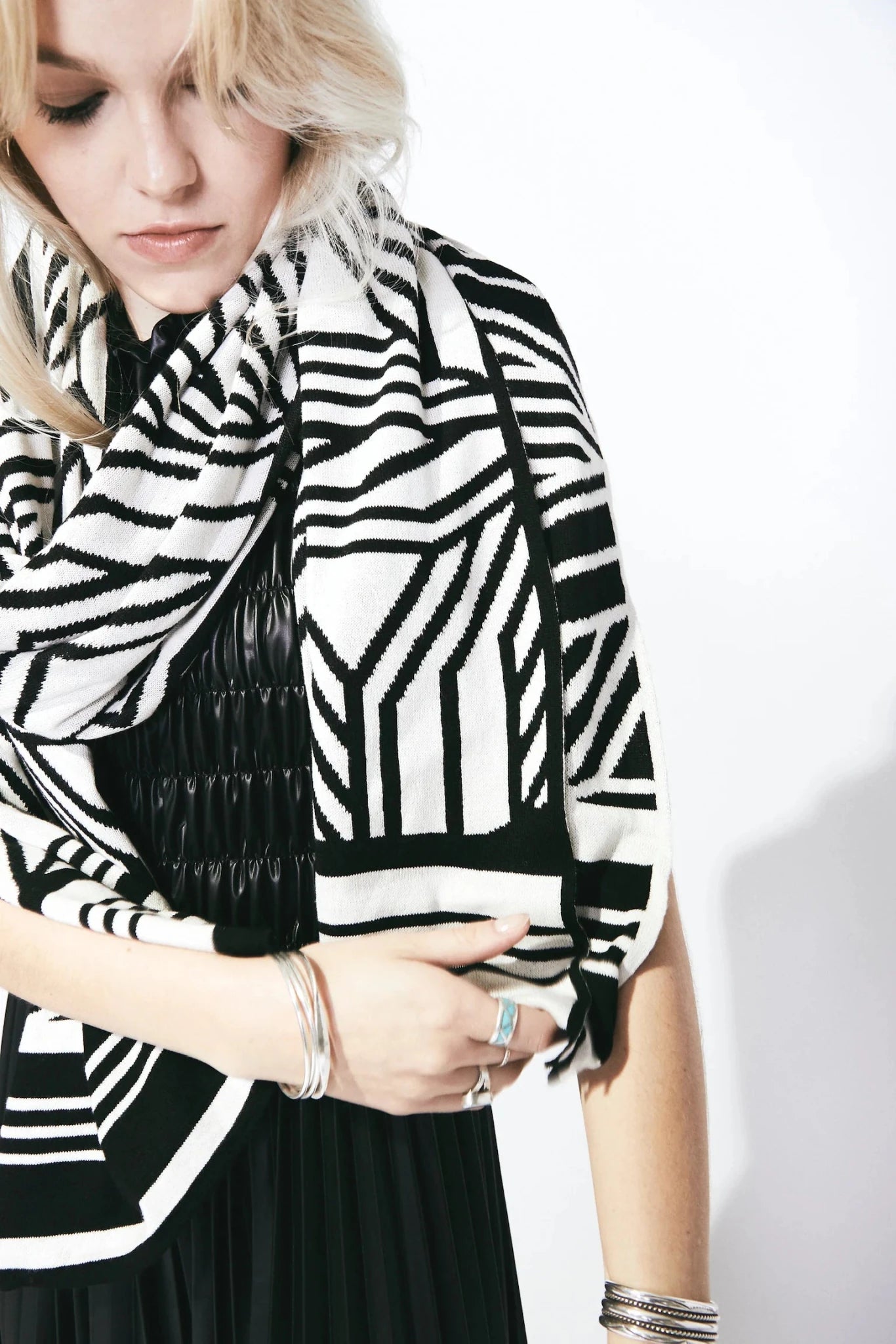 100% Italian Spun Egyptian Cotton Body Cocoon Wrap: Camelia Wrap Black + Cream - KMJ Liamolly Gifts - Accessories