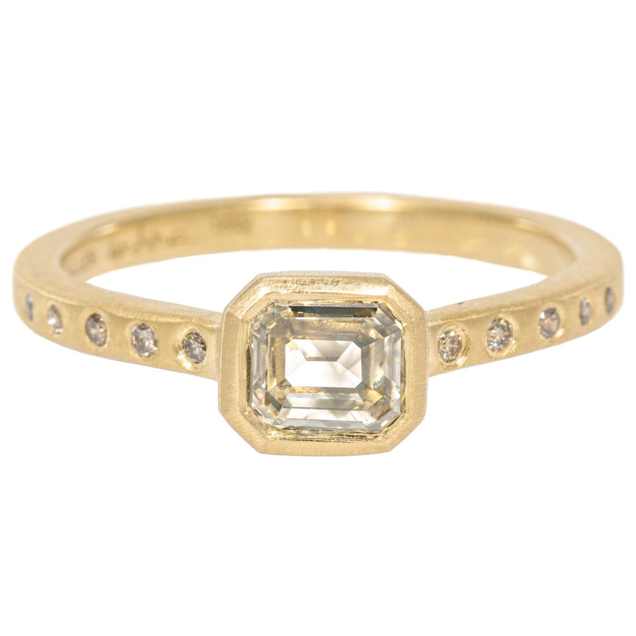 Green Emerald Cut Diamond Ring + Cognac Melee - 18ky + Diamonds